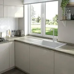 Nowoczesna kuchnia z białym, prostokątnym zlewem bez ociekacza, umieszczonym przy oknie z widokiem na ogród.