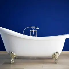 Elegancka wolnostojąca wanna na ozdobnych nóżkach. Zastanawiasz się, ile wanna ma litrów? Ta wygląda na sporą!