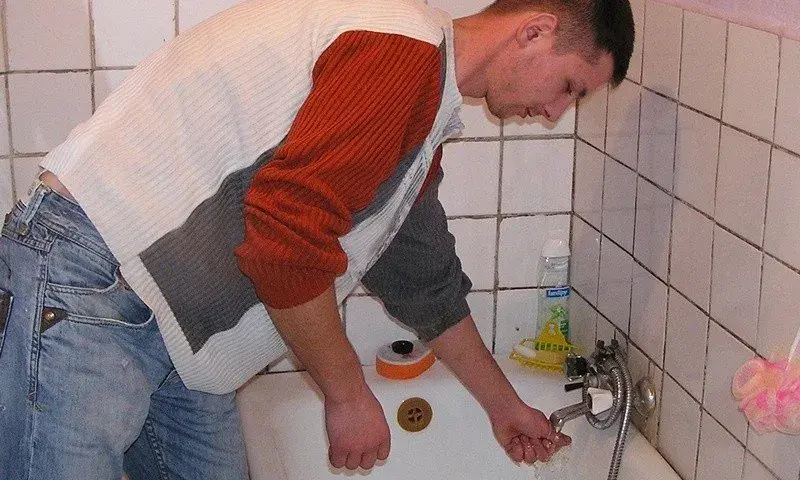 Dlaczego woda z kranu kopie prądem? Oto niebezpieczne przyczyny