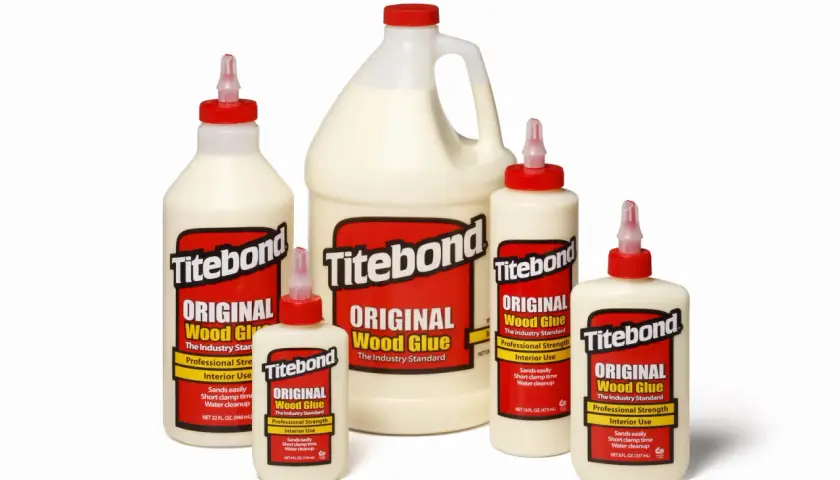 Kilka butelek kleju do drewna Titebond Original o różnych pojemnościach na białym tle.