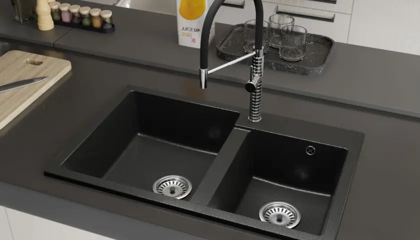Nowoczesny zlew dwukomorowy z szafką, z czarnym, granitowym wykończeniem i chromowaną baterią. Idealny do każdej kuchni.